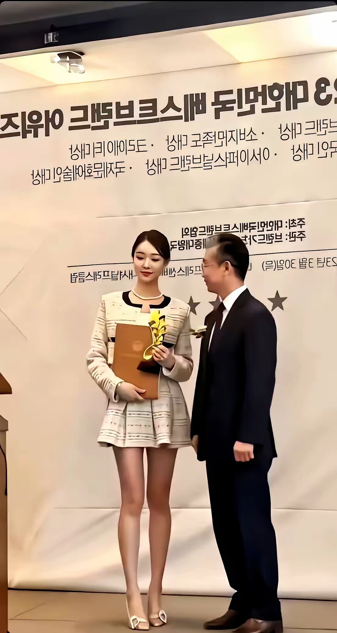 韩国运动员登上领奖台，实力超群的简单介绍