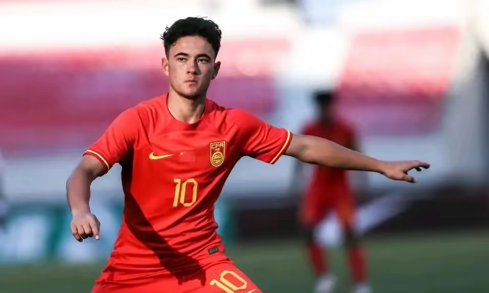 爱游戏app下载-国内足球明星脱颖而出，成为球队最亮眼的一员