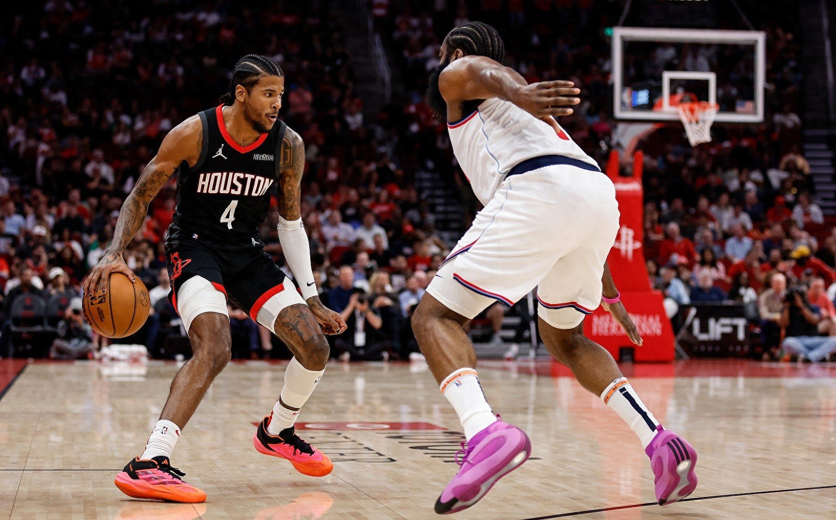 爱游戏在线-快船客场挑战火箭，争取胜利