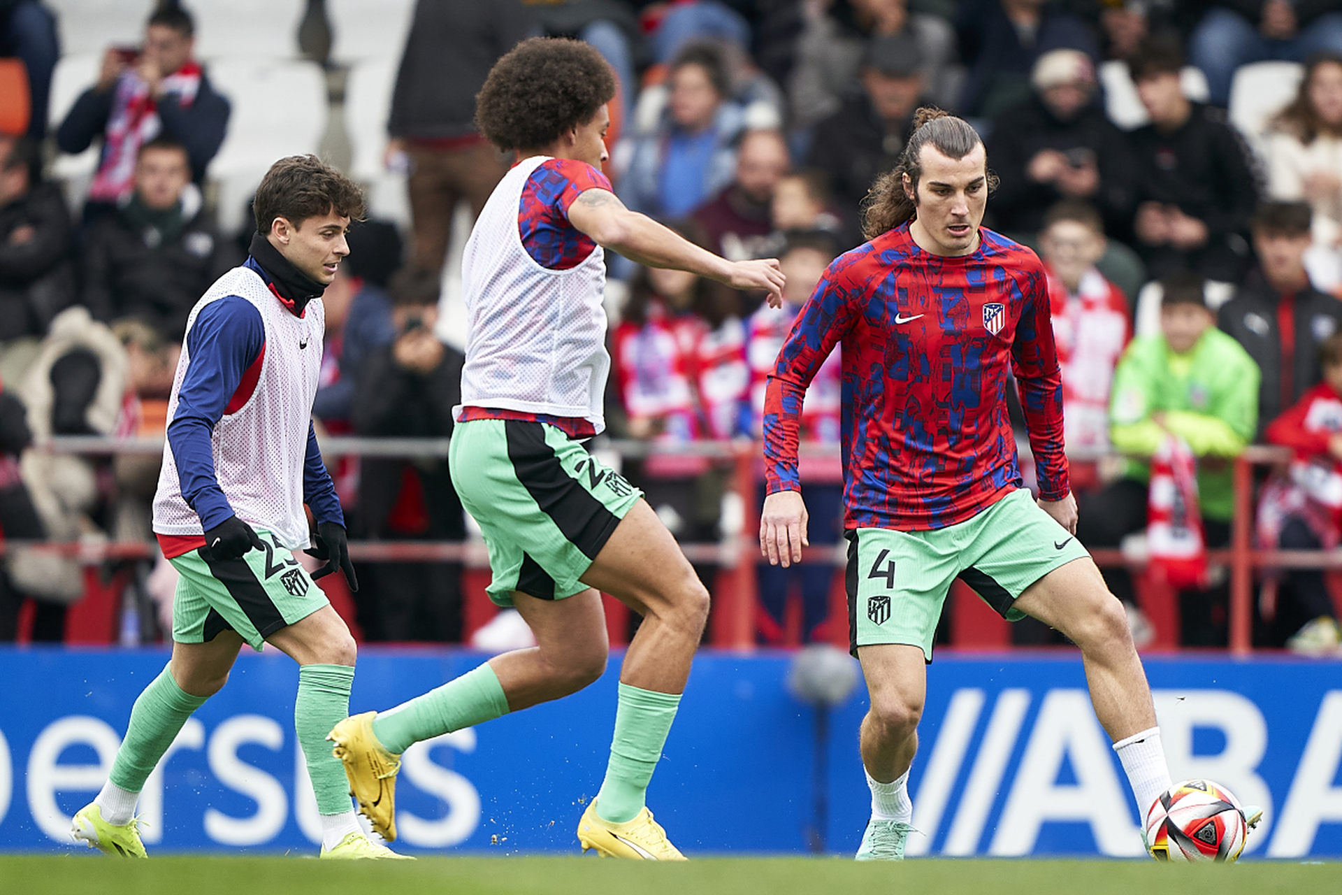 包含马德里德比再度上演，全场爆满看台的词条