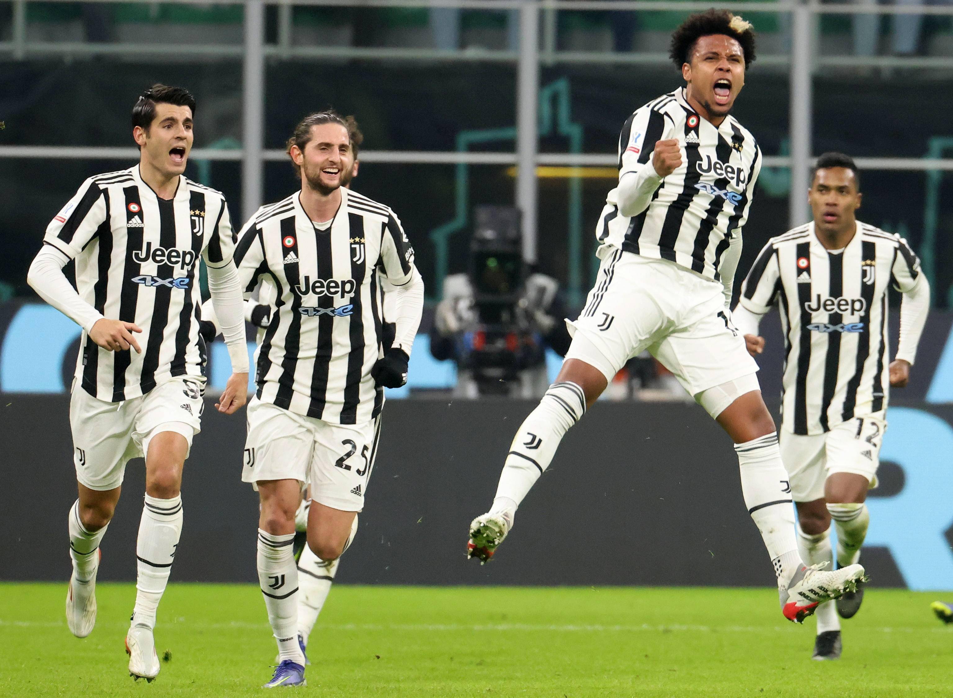 尤文图斯战胜AC米兰登顶榜首