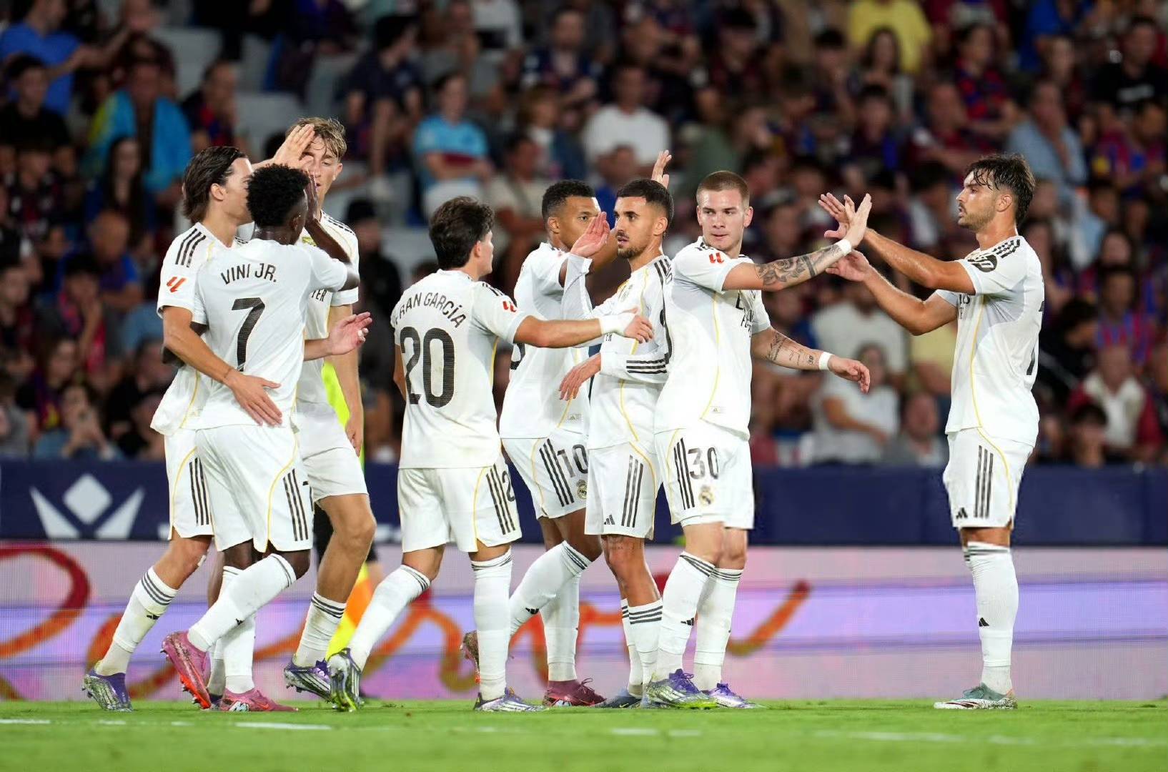 爱游戏app-关于皇马主场胜利巴萨,C罗压哨绝杀助球队豪取三分的信息