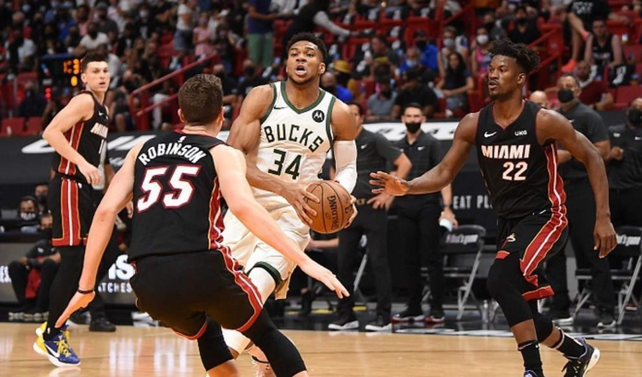 东部半决赛揭幕，雄鹿不放手