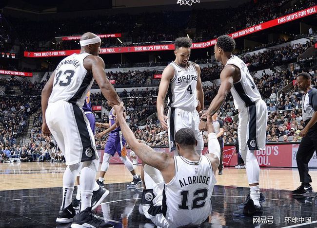 爱游戏官网入口-快船不敌马刺，德罗赞全场压制