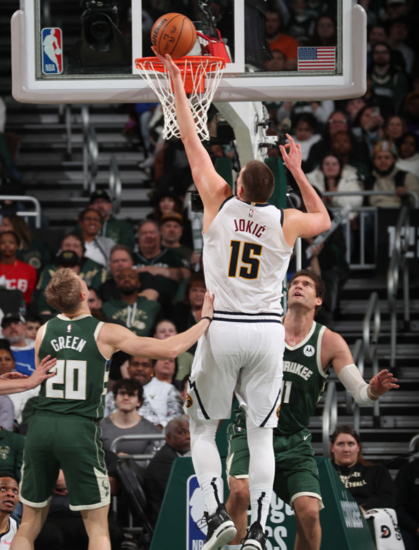 雄鹿客场惊险击败公牛,继续领跑 雄鹿客场惊险击败公牛,继续领跑