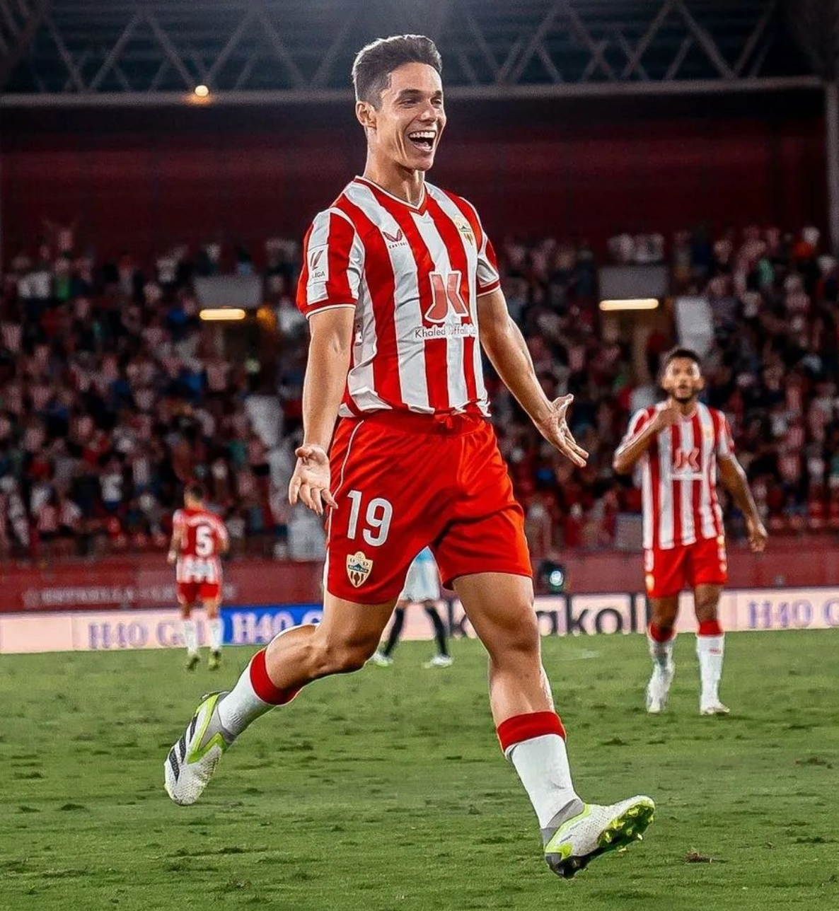 爱游戏体育直播-埃瓦尔队在比赛中展现出不屈精神和拼搏