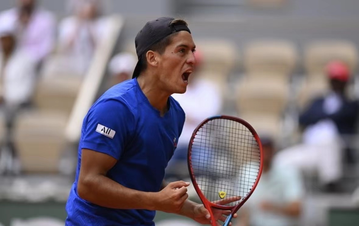 埃瓦尔队在比赛中展现出不屈精神和拼搏