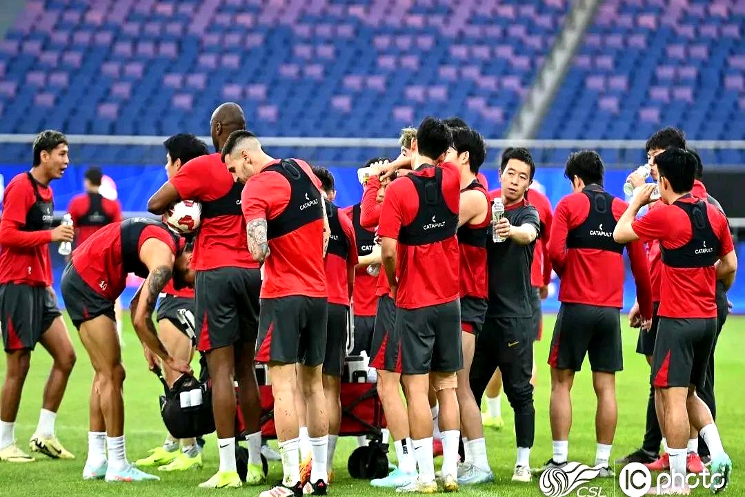 爱游戏官网-比赛中球员们的拼搏精神感动人心